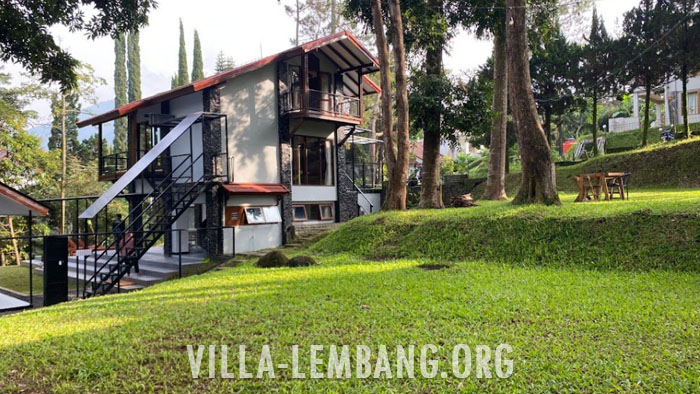 Rekomendasi Villa Istana Bunga Lembang rombongan 25 orang halaman luas