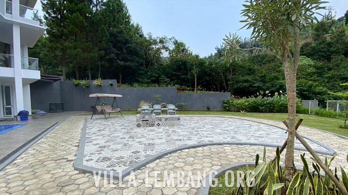 Rekomendasi Villa Kapasitas 20 Orang di Dago Bandung halaman luas
