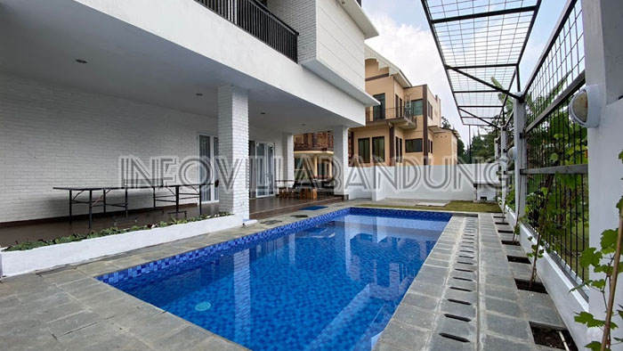 Rekomendasi Villa Lembang Bandung untuk Acara Arisan Keluarga Besar kolam renang