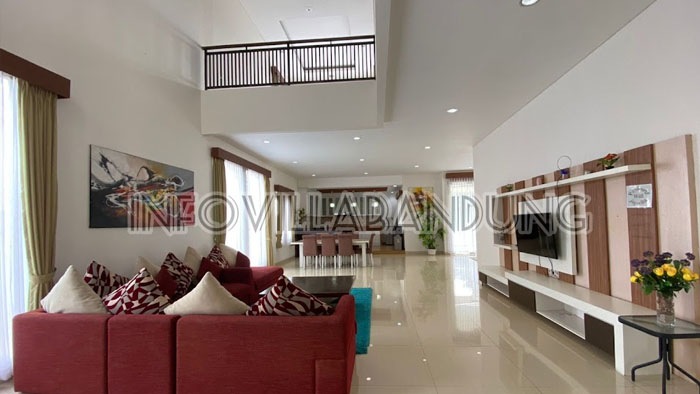 Rekomendasi Villa Lembang Bandung untuk Acara Arisan Keluarga Besar private pool