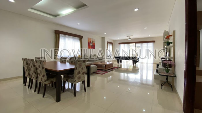 Rekomendasi Villa Lembang Bandung untuk Acara Arisan Keluarga Besar ruangan besar