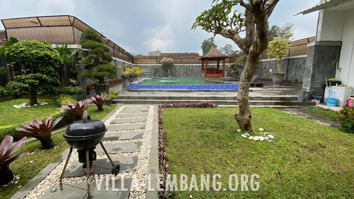 Rekomendasi Villa di Cikole Lembang Kapasitas 15 Orang, Private Pool bersih