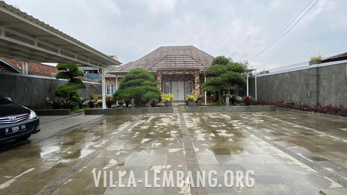Rekomendasi Villa di Cikole Lembang Kapasitas 15 Orang, Private Pool, parkiran luas