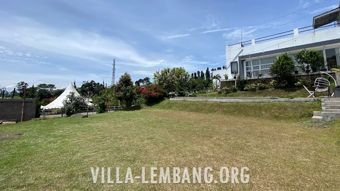 Sewa Villa di Ciwangun Lembang untuk Kapasitas 30 Orang halaman luas