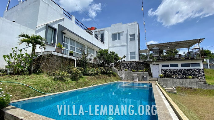 Sewa Villa di Ciwangun Lembang untuk Kapasitas 30 Orang kolam renang