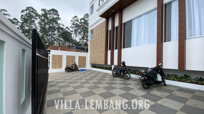 Sewa Villa di Lembang untuk Rombongan 25 Orang parkiran luas
