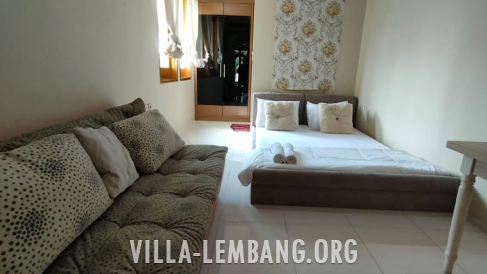 Villa 7 Kamar di Dago Bandung Kapasitas Sampai 20 Orang kolam renang