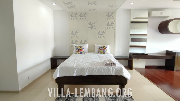 Villa 7 Kamar di Dago Bandung Kapasitas Sampai 20 Orang murah