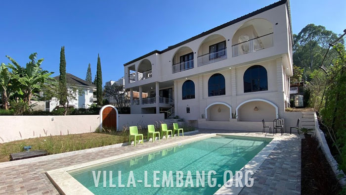 Villa Arizona, Sewa Villa Lembang fasilitas kolam renang
