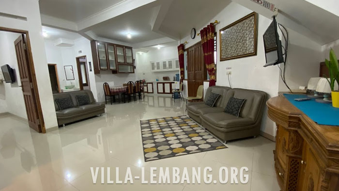 Villa Murah di Daerah Lembang Asri untuk Rombongan 25 Orang halaman luas