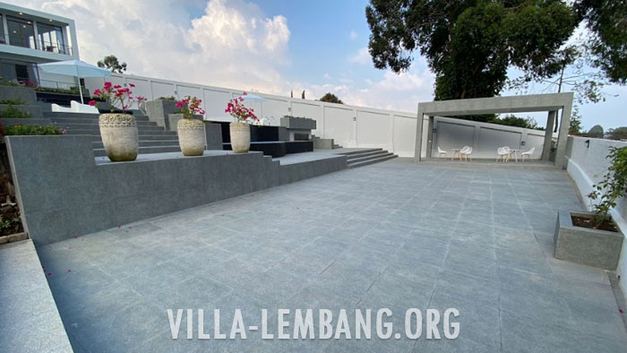 Villa Murah untuk Rombongan 50 Orang di Lembang Bandung halaman luas