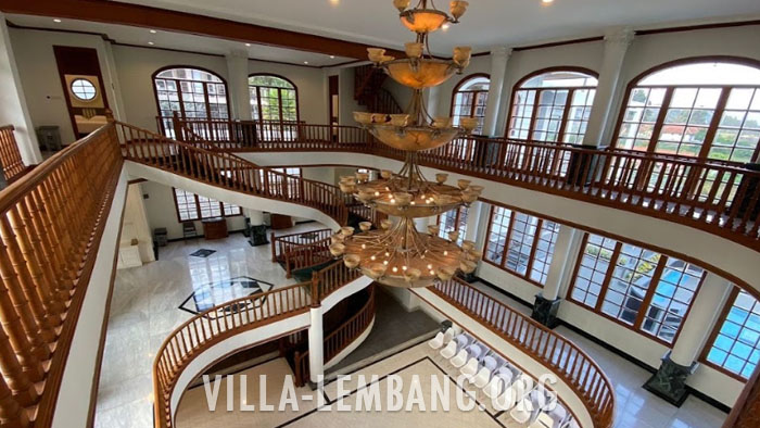 Villa Murah untuk Rombongan 50 Orang di Lembang Bandung ruangan besar