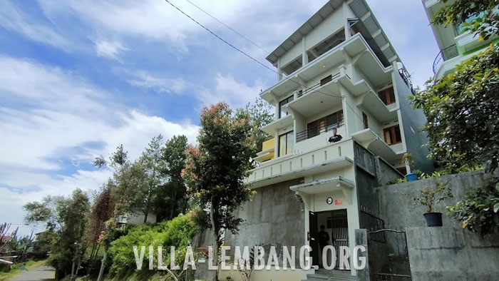 Villa Yellow, Sewa Villa Lembang untuk 20 orang