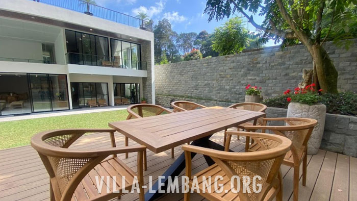 Villa di Kampung Daun Lembang Kapasitas 40 Orang modern