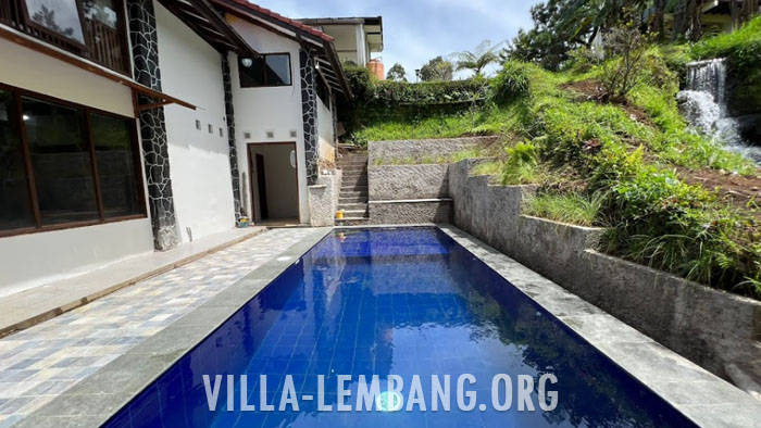 Villa di Lembang 5 Kamar Kapasitas 25 Orang kolam renang