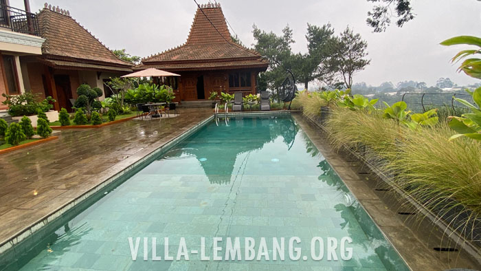 Villa Joglo Lembang ada kolam renang